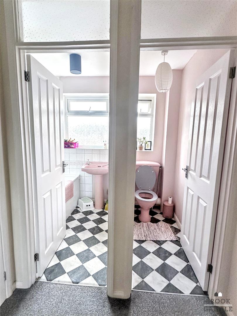 3 Bedroom House - Mid Terrace. Magnolia Walk in Eastbourne,  12